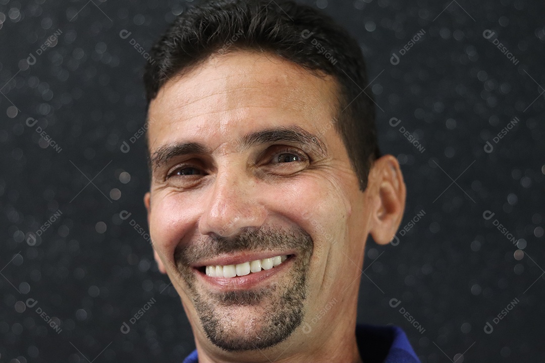 Belo homem branco sorridente sobre fundo isolado