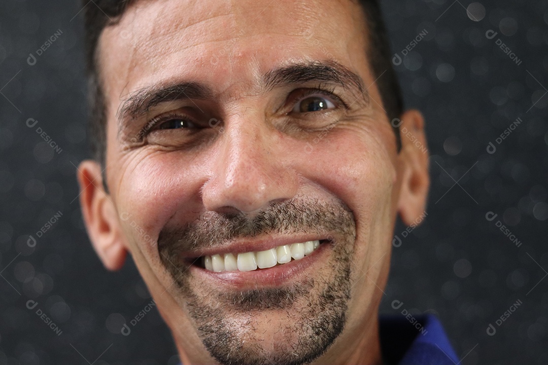 Belo homem branco sorridente sobre fundo isolado