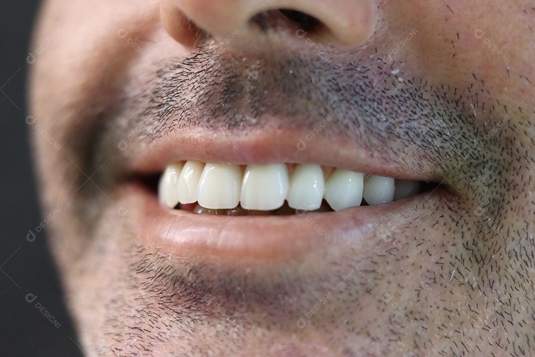 Belo homem branco sorridente sobre fundo isolado