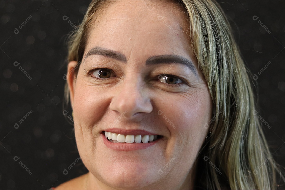 Bela mulher branca sorridente sobre fundo isolado