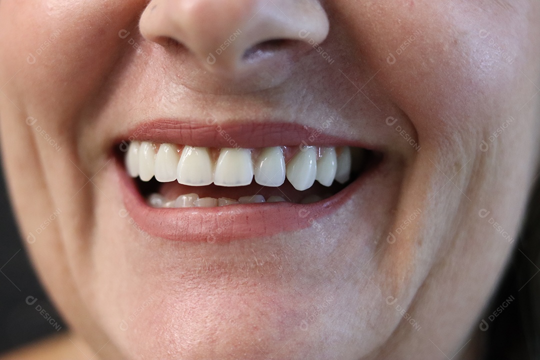 Bela mulher branca sorridente sobre fundo isolado