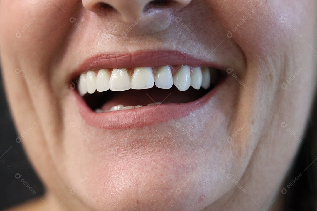 Bela mulher branca sorridente sobre fundo isolado