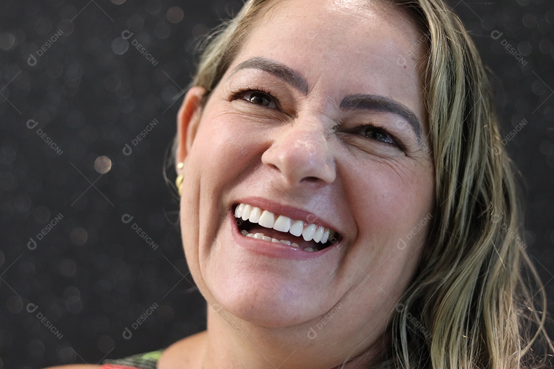 Bela mulher branca sorridente sobre fundo isolado