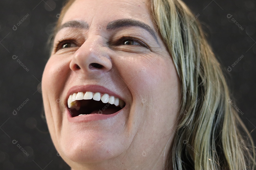 Bela mulher branca sorridente sobre fundo isolado