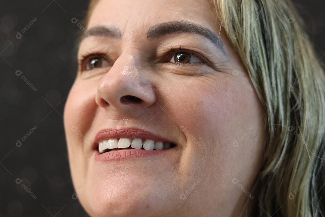 Bela mulher branca sorridente sobre fundo isolado