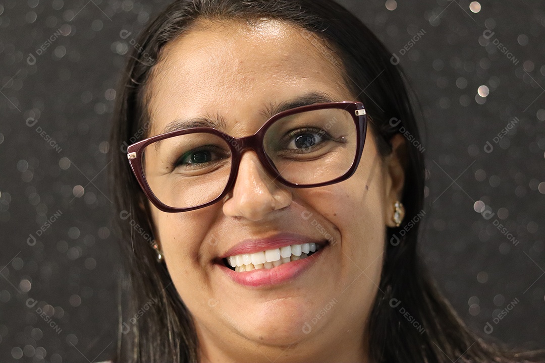 Bela mulher sorridente usando óculos sobre fundo isolado