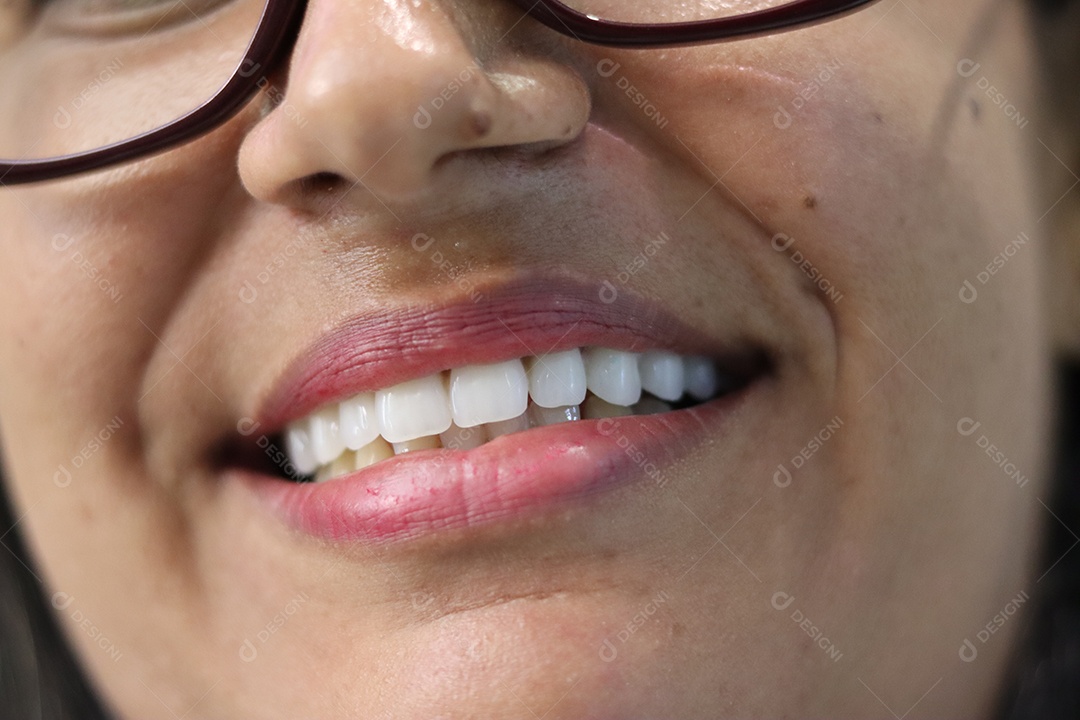 Bela mulher sorridente usando óculos sobre fundo isolado