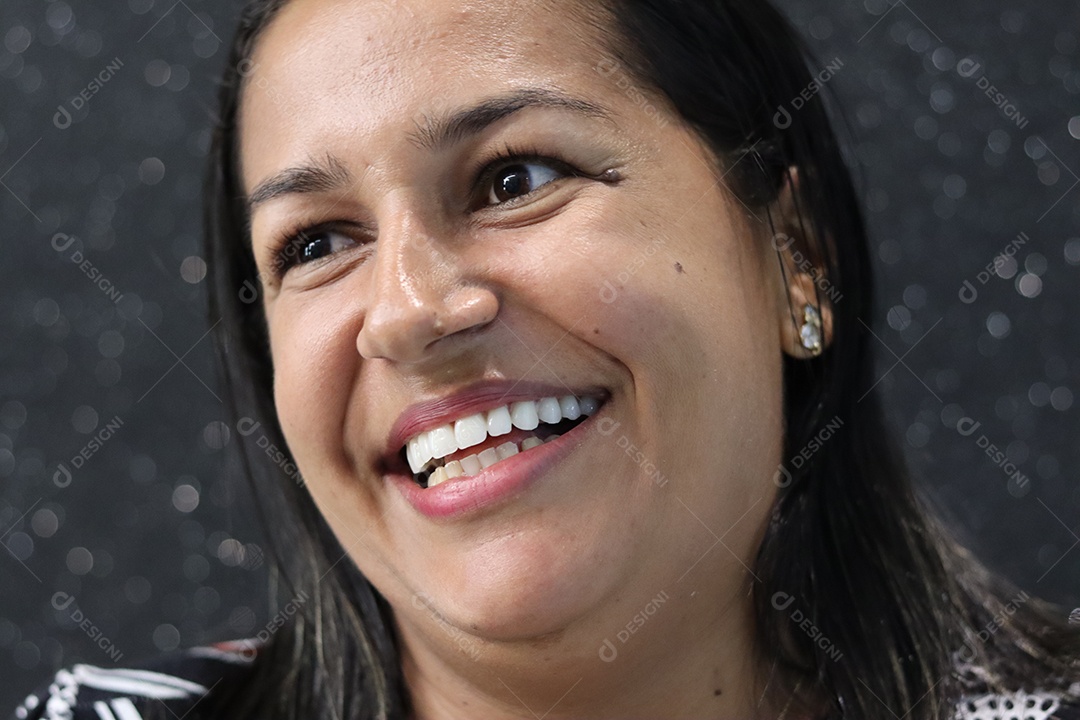 Bela mulher branca sorridente sobre fundo isolado