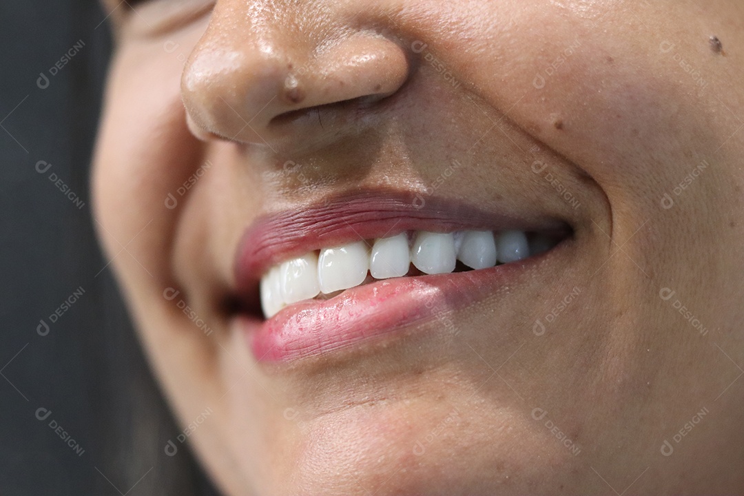 Bela mulher branca sorridente sobre fundo isolado