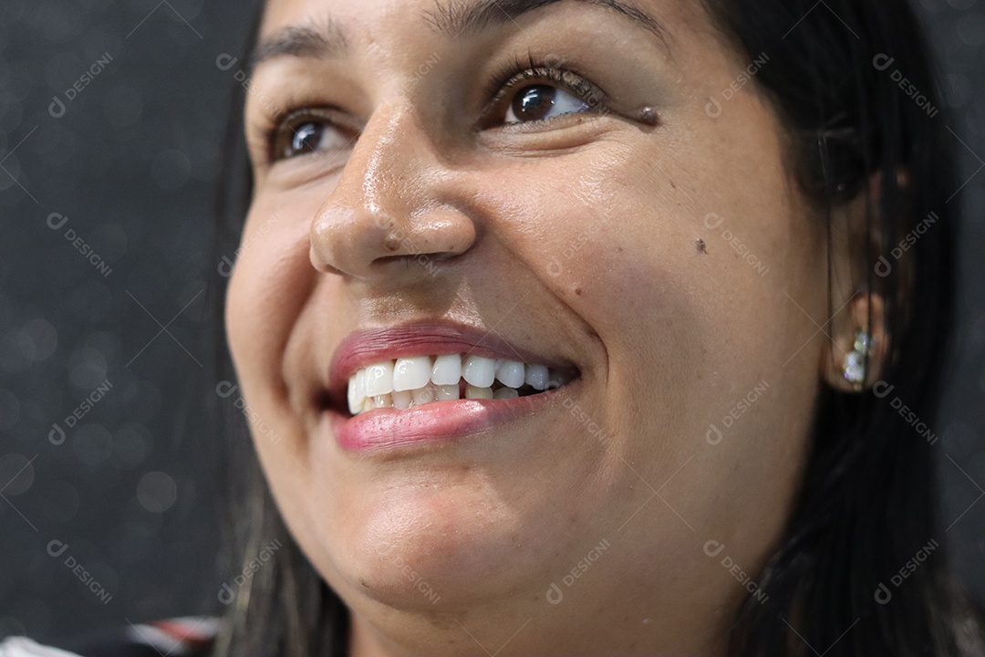 Bela mulher branca sorridente sobre fundo isolado