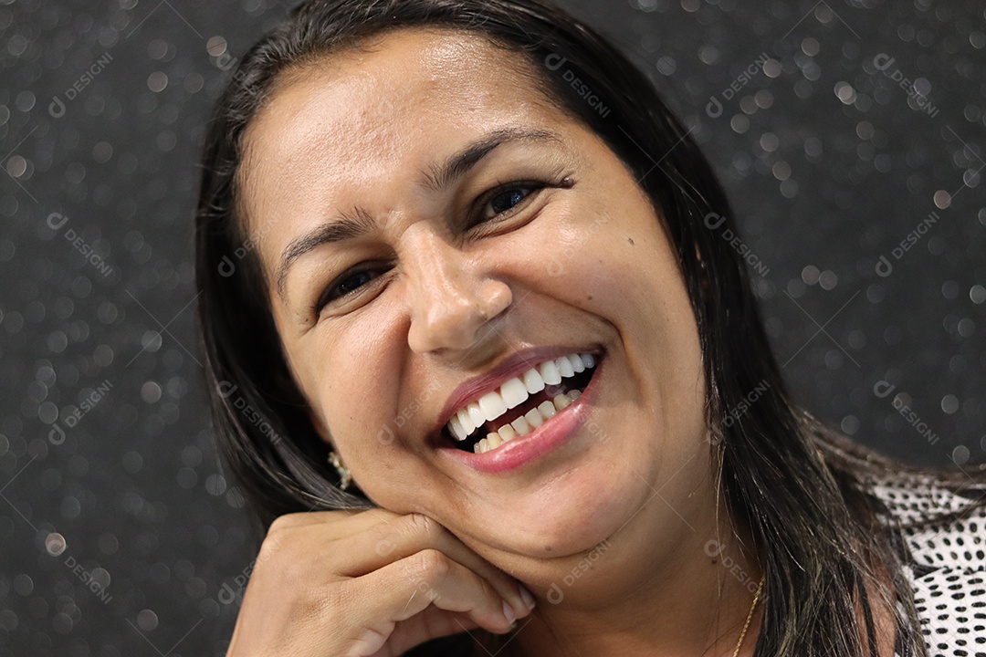 Bela mulher branca sorridente sobre fundo isolado