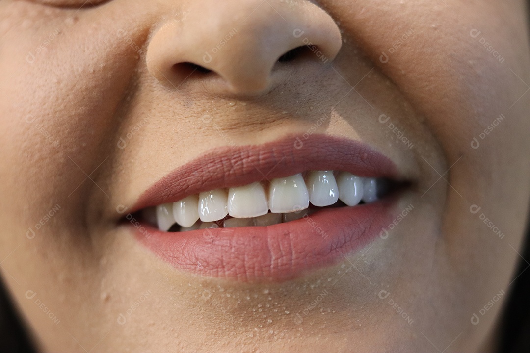 Bela mulher branca sorridente sobre fundo isolado