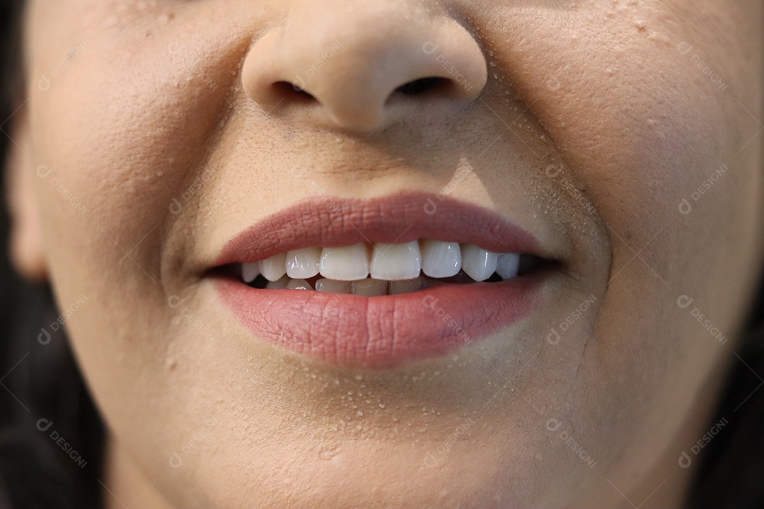 Bela mulher branca sorridente sobre fundo isolado