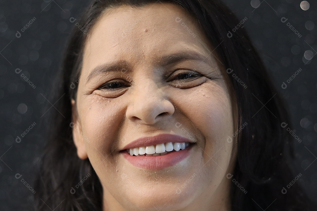 Bela mulher branca sorridente sobre fundo isolado