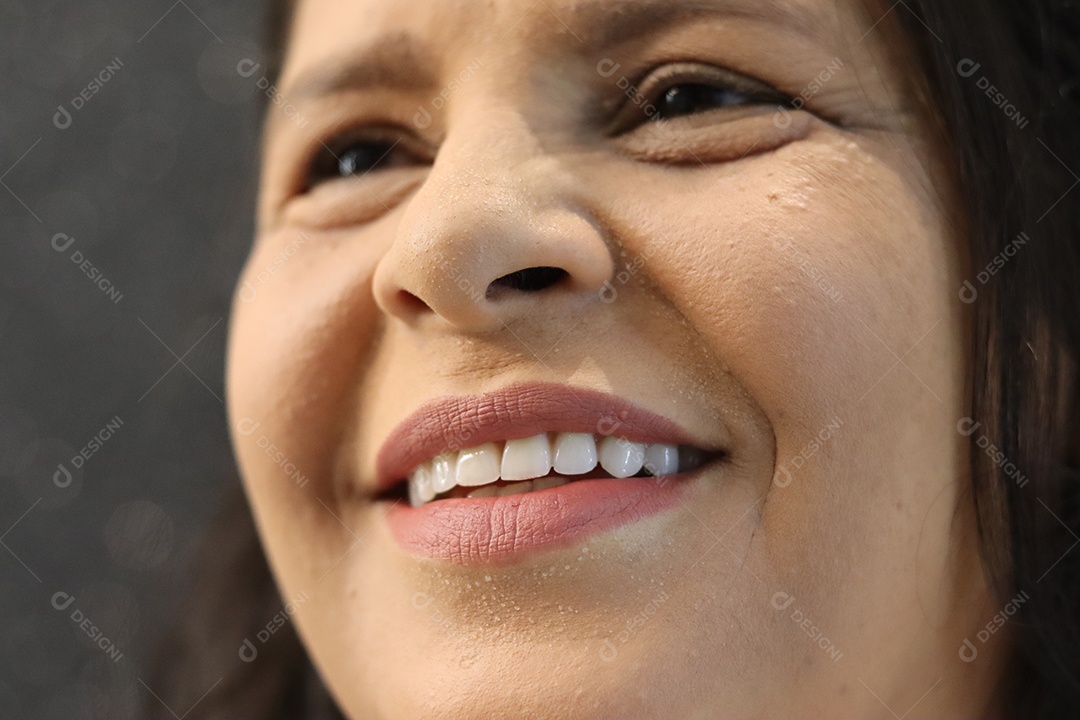 Bela mulher branca sorridente sobre fundo isolado