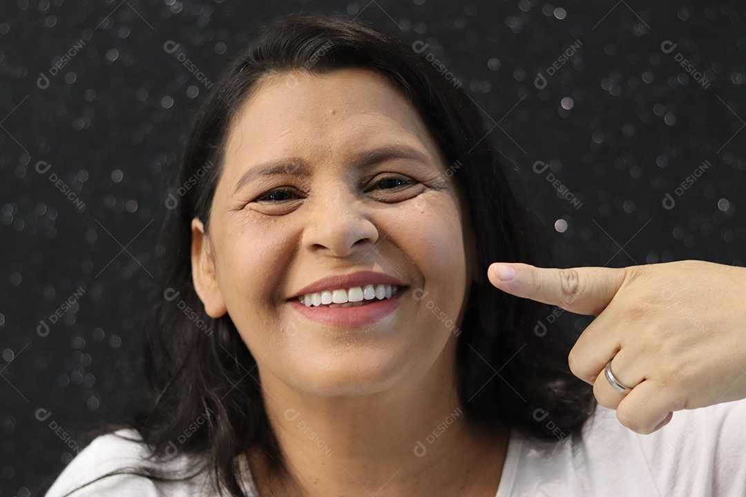 Bela mulher branca sorridente sobre fundo isolado