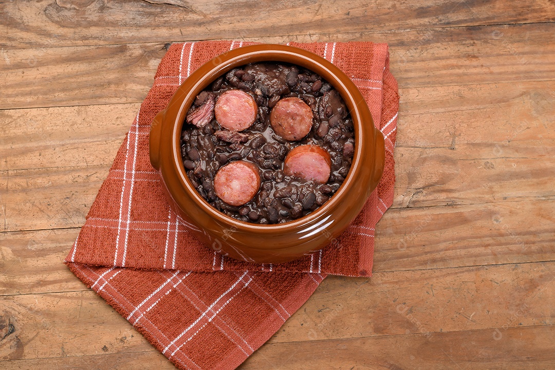 Feijoada com calabresa e carne de porco