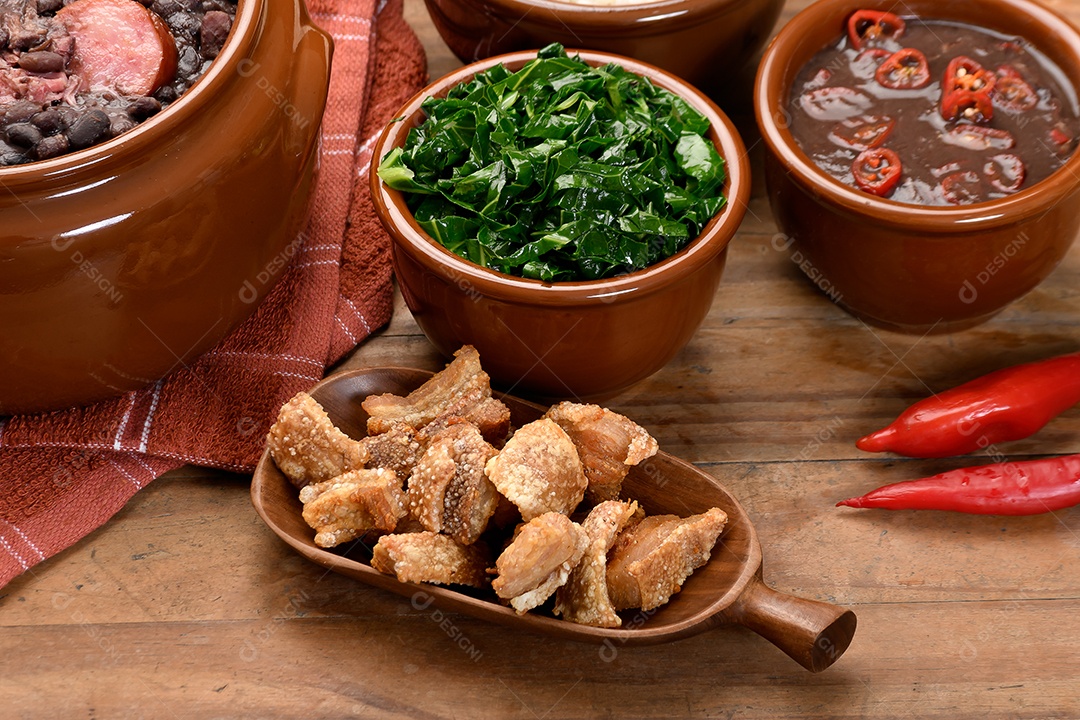 Torresmo delicioso guarnições completa da feijoada