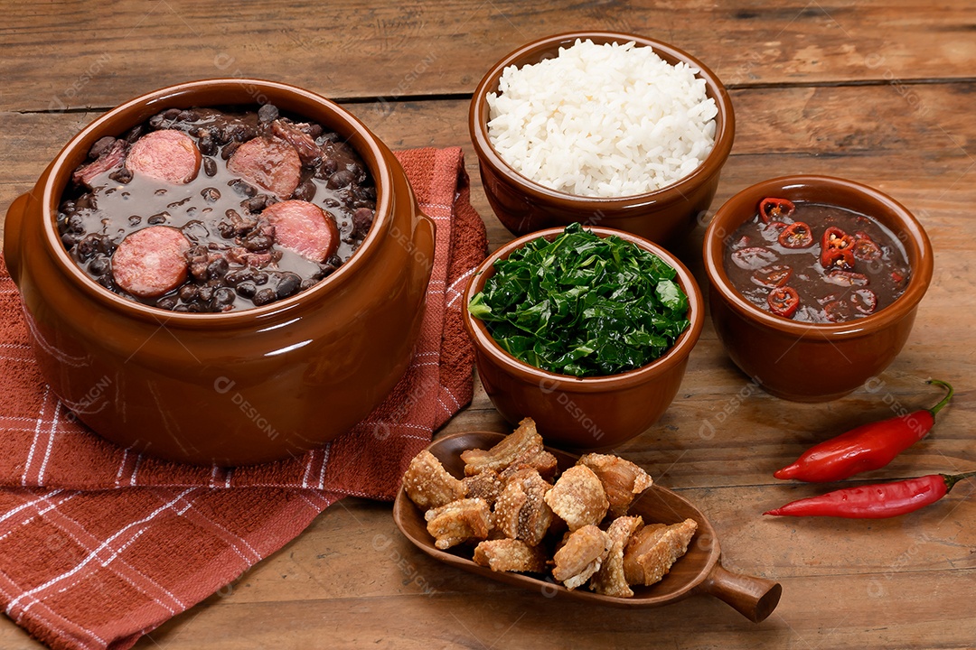 Feijoada com arroz e guarnições deliciosas