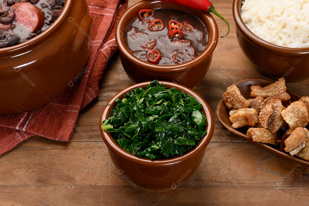Couve e molho com torresmo guarnições de uma deliciosa feijoada