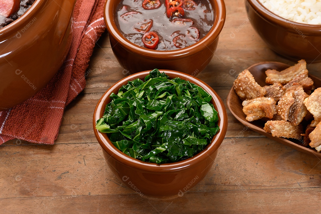 Couve e molho com torresmo