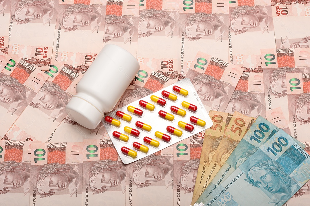 Muitos dinheiros e notas fiscal e cartela de remédio