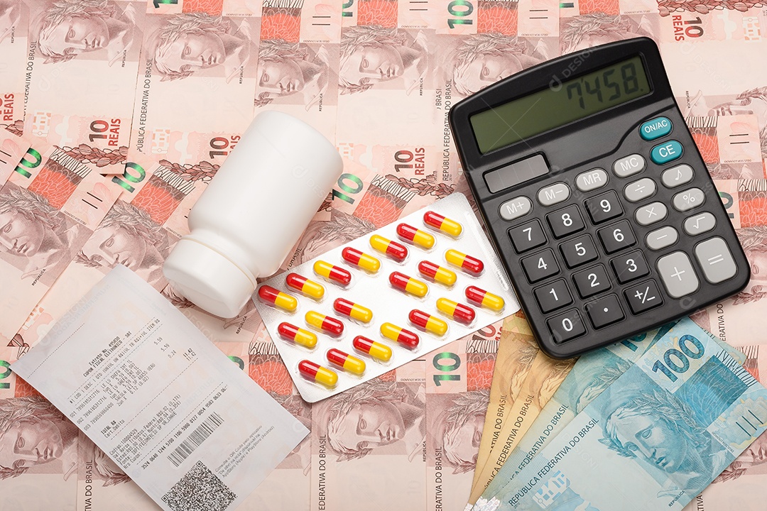 Nota fiscal com muitos dinheiros ao fundo cartela de remédio e calculadora