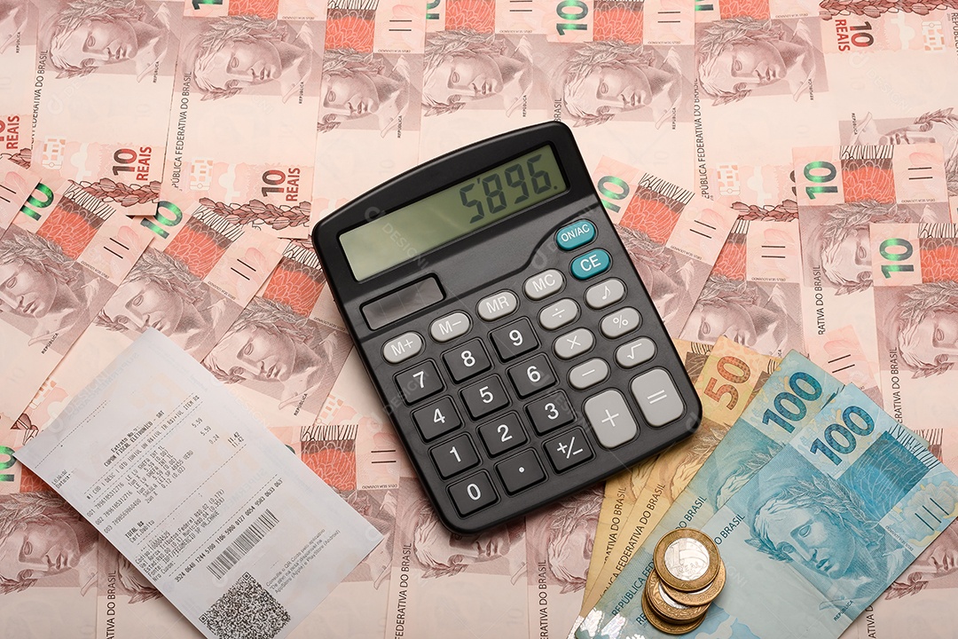 Notas de dinheiro calculadora e nota fiscal