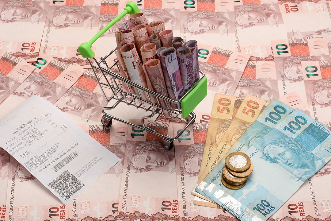 Carrinho de compra com muitos dinheiro dentro e nota fiscal