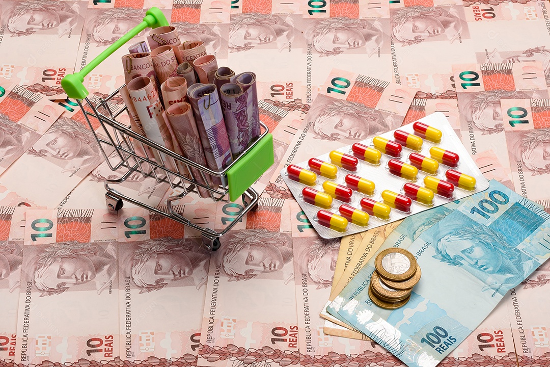 Carrinho de compra cheio de dinheiro e cartela de medicamentos
