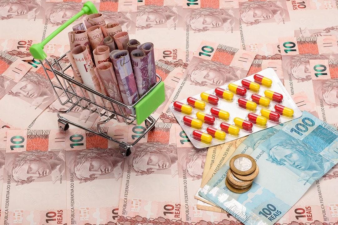 Remédios e notas de dinheiro brasileiro