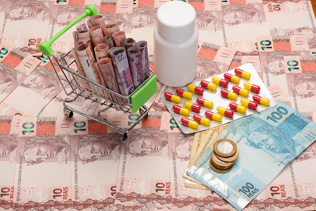 Notas de dinheiro em um carrinho de compra e remédios