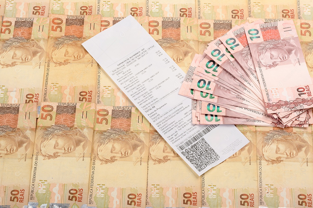 Nota fiscal com muitos dinheiros ao fundo