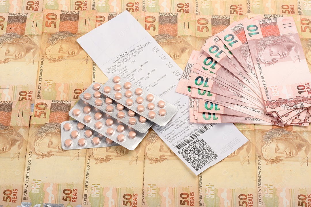 Muitos dinheiros e notas fiscal e cartela de remédio
