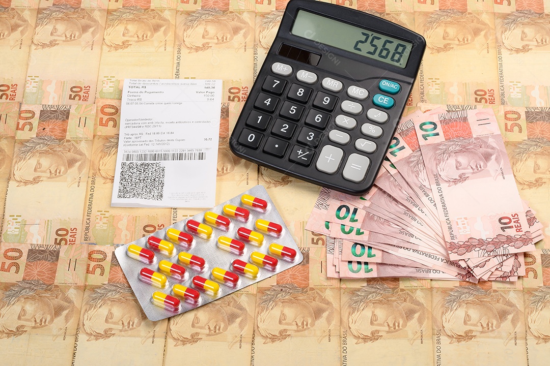 Fundo de dinheiro com calculadora e medicamentos nota fiscal
