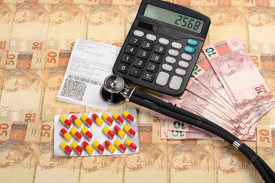 Fundo de dinheiro com calculadora remédios e estetoscópio