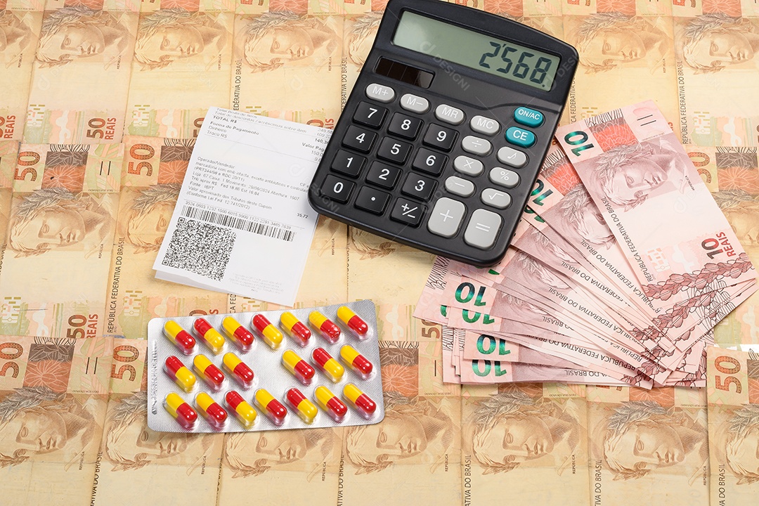 Fundo de dinheiro com calculadora e medicamentos nota fiscal