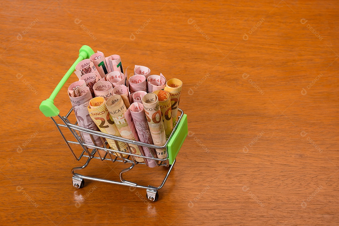 Carrinho de compras com dinheiro dentro