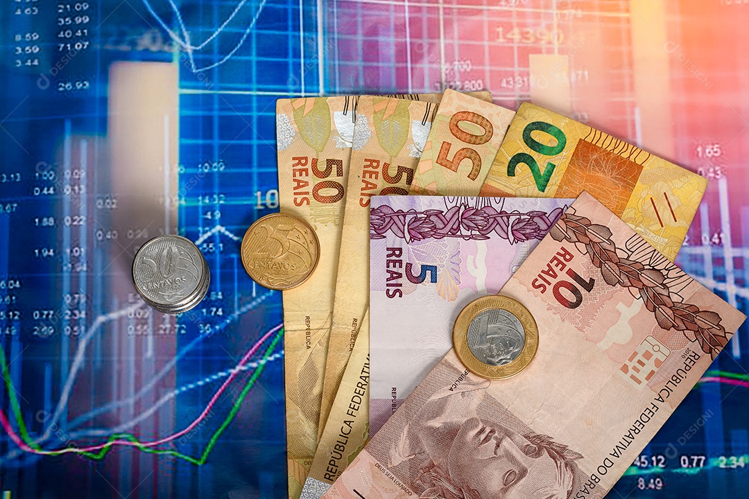 Dinheiro brasileiro com moedas sobre um gráfico