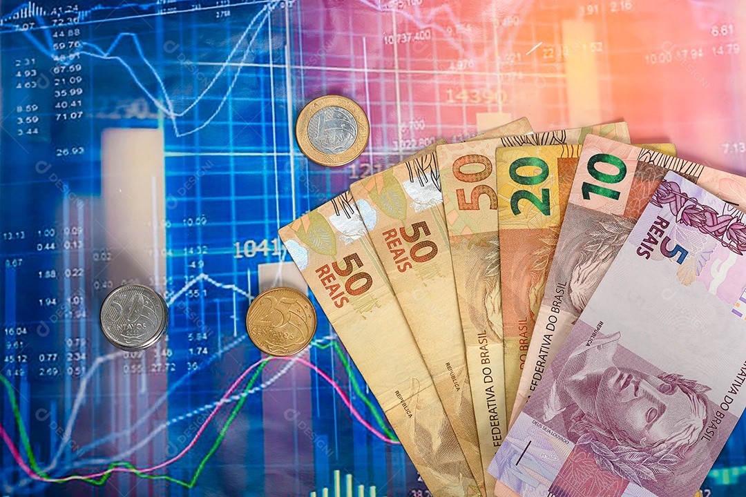 Dinheiro brasileiro com moedas sobre um gráfico