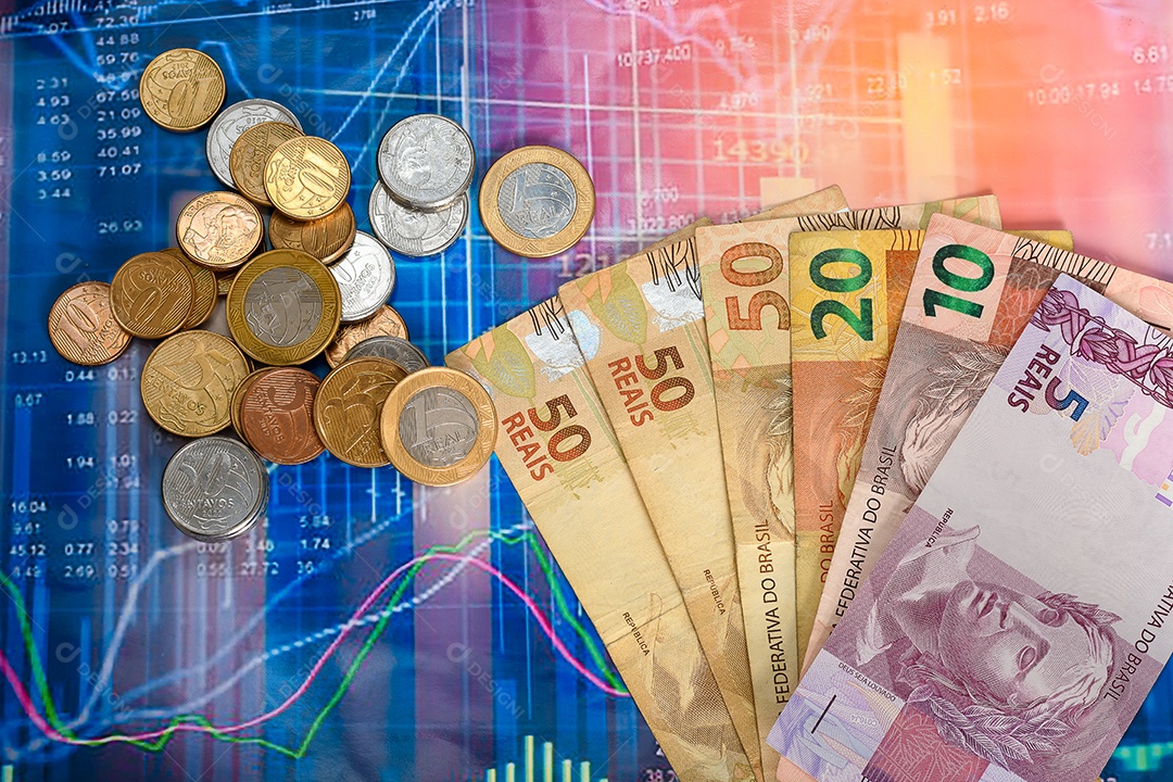 Dinheiro brasileiro com moedas sobre um gráfico