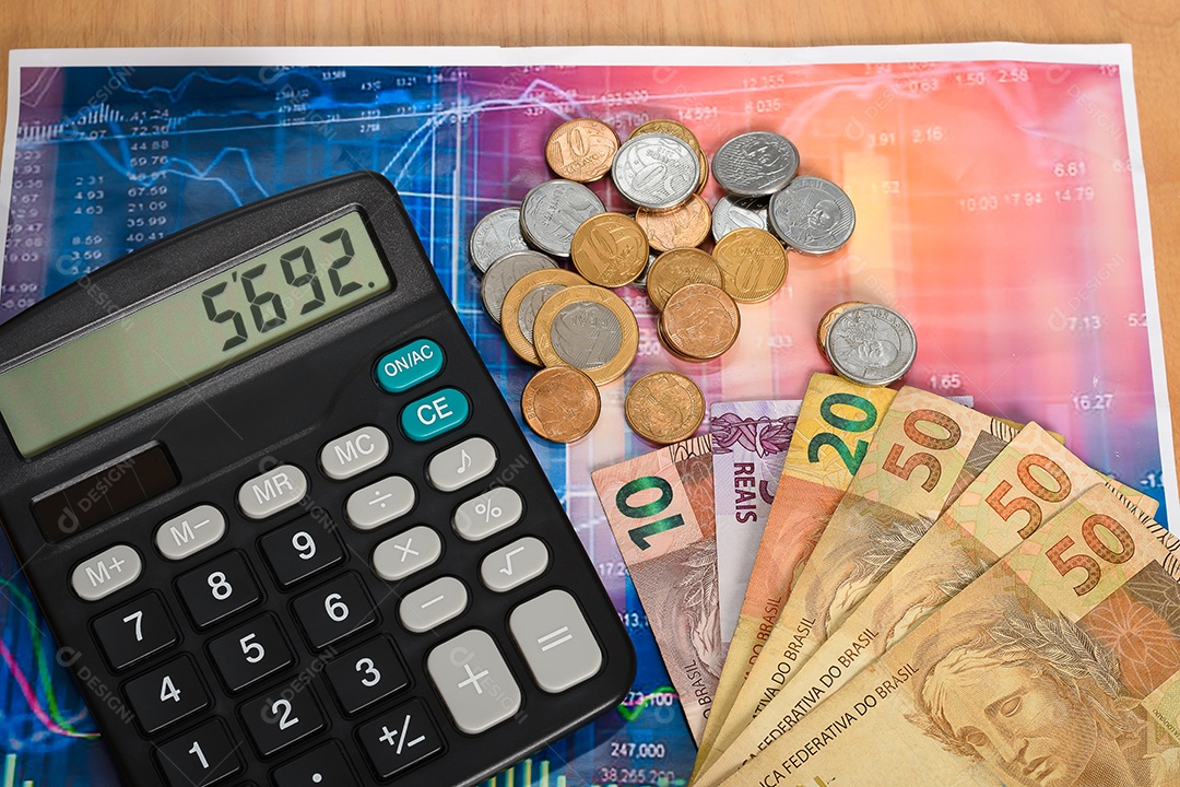 Dinheiro brasileiro com calculadora e gráfico