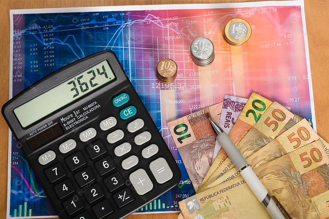 Folha de gráfico com calculadora e notas de dinheiro brasileiro