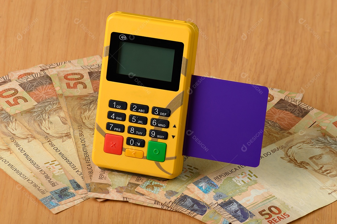 Notas de cinquenta reais e máquina de cartão