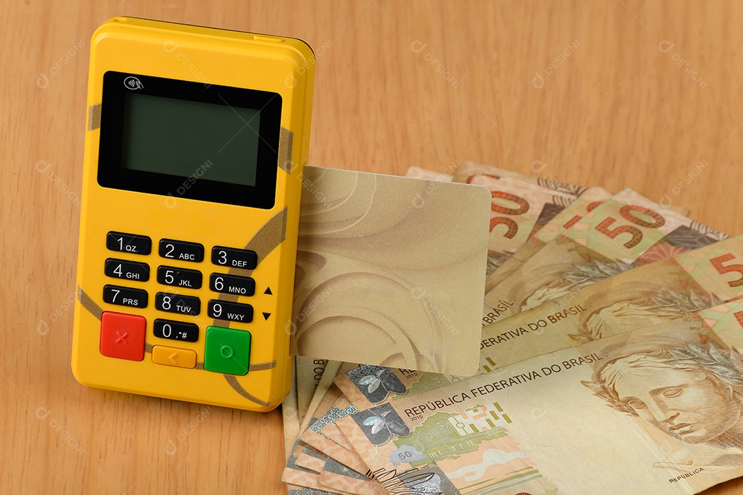 Máquina de passar cartão e notas de cinquenta reais