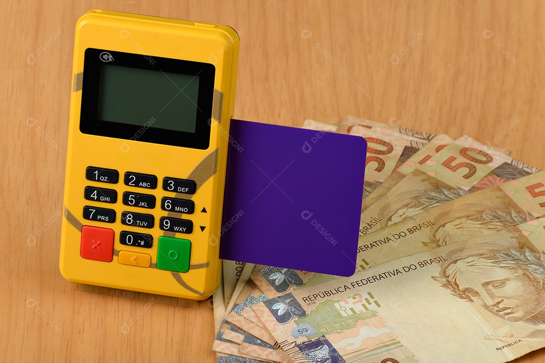 Máquina de cartão de crédito e notas de cinquetas reais