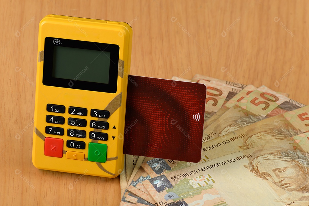 Máquina de pagamentos com cartões e notas de cinquenta reais