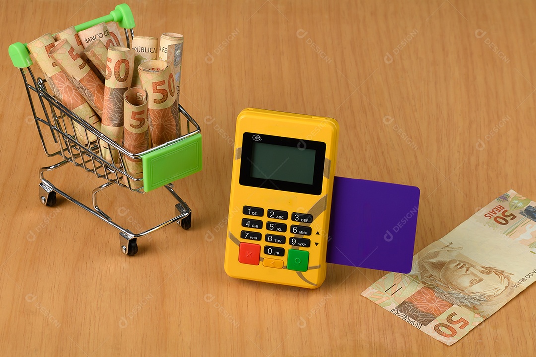 Máquina de pagamentos e carrinho com notas de dinheiro