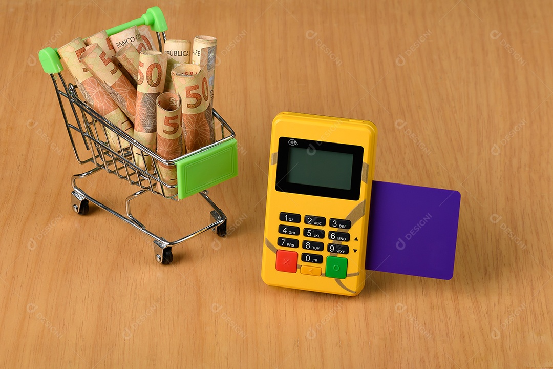 Máquina básica de passa cartões e carrinho de compra com notas de cinquenta
