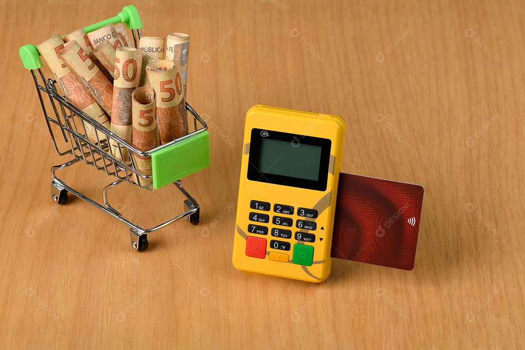 Máquina de passar cartão e carrinho de compra com várias cédulas